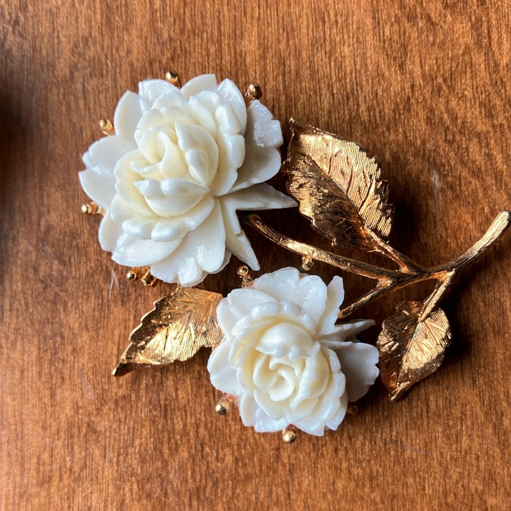 Elegant White Rose Brooches with Gold Accents - Picture 4 of 5